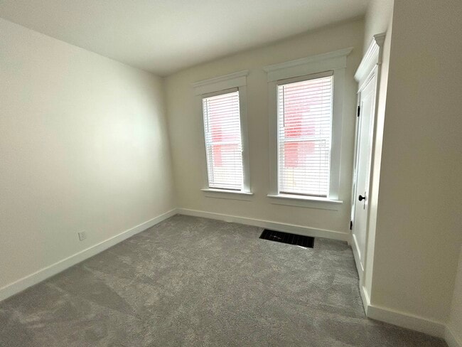 Building Photo - 437 Stoddart Ave