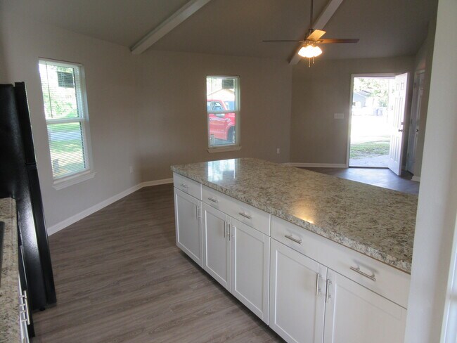 Building Photo - 1302 Grace Ave