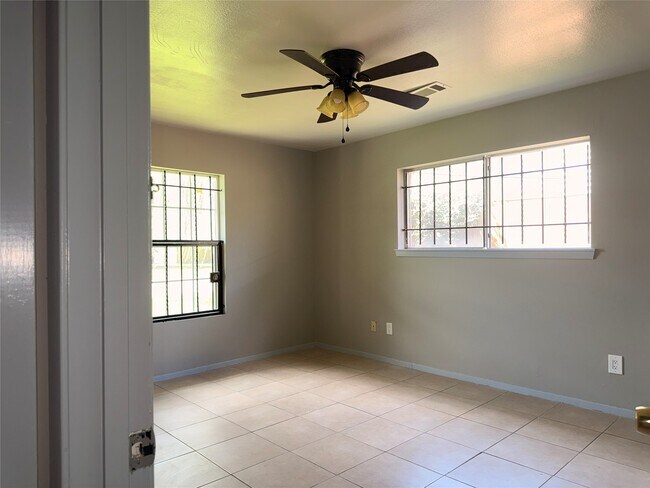 Building Photo - 6841 Flamingo Dr