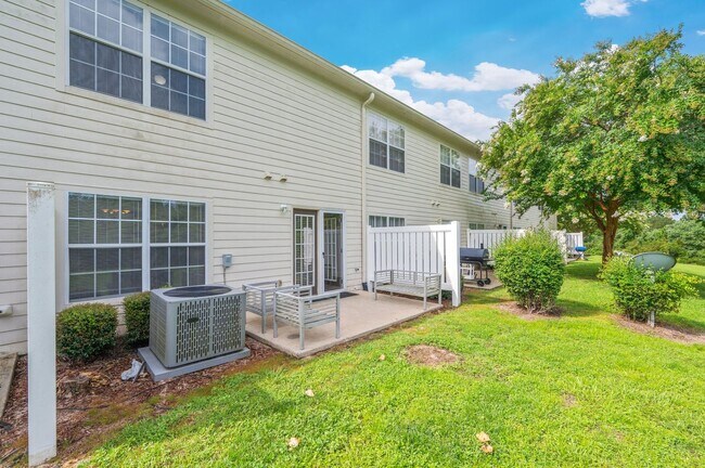 Building Photo - 2 Bedroom Townhouse in Crestview!
