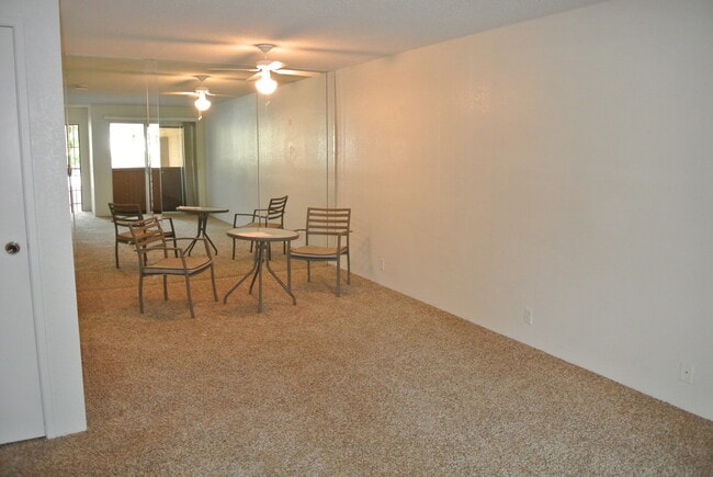 Building Photo - Palm Springs Villas - One Bedroom Condo