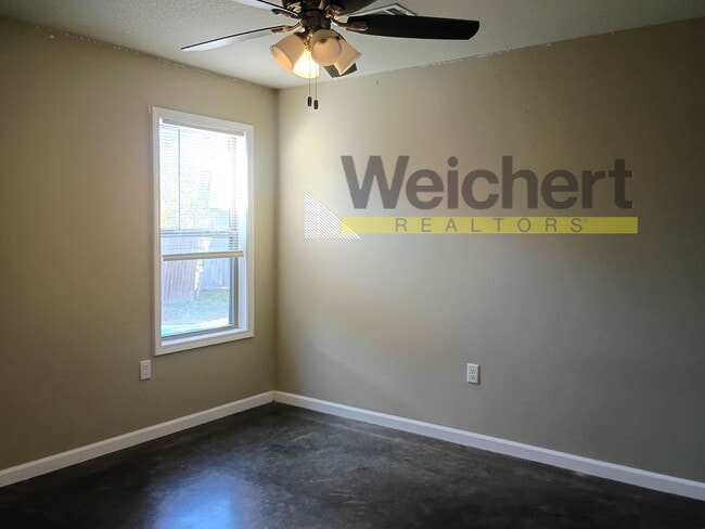 Building Photo - Spacious 3-Bed, 2-Bath Home in a Quiet Nei...