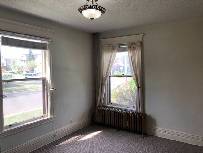 Building Photo - 1st Floor 2 Bedroom Apartment w/ Private Basement - Available July 1st