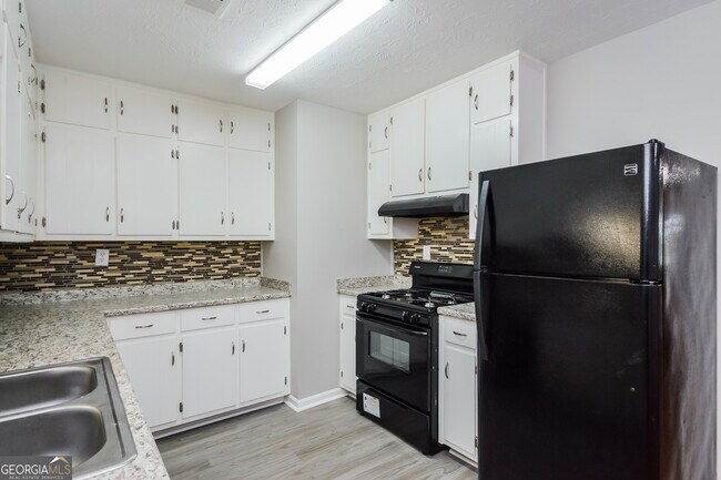 Building Photo - 619 Lakeridge Cir SE