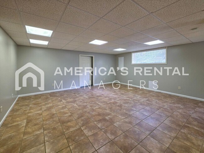 Building Photo - Private Estate Living on Over 3 Acres! Available to view NOW!