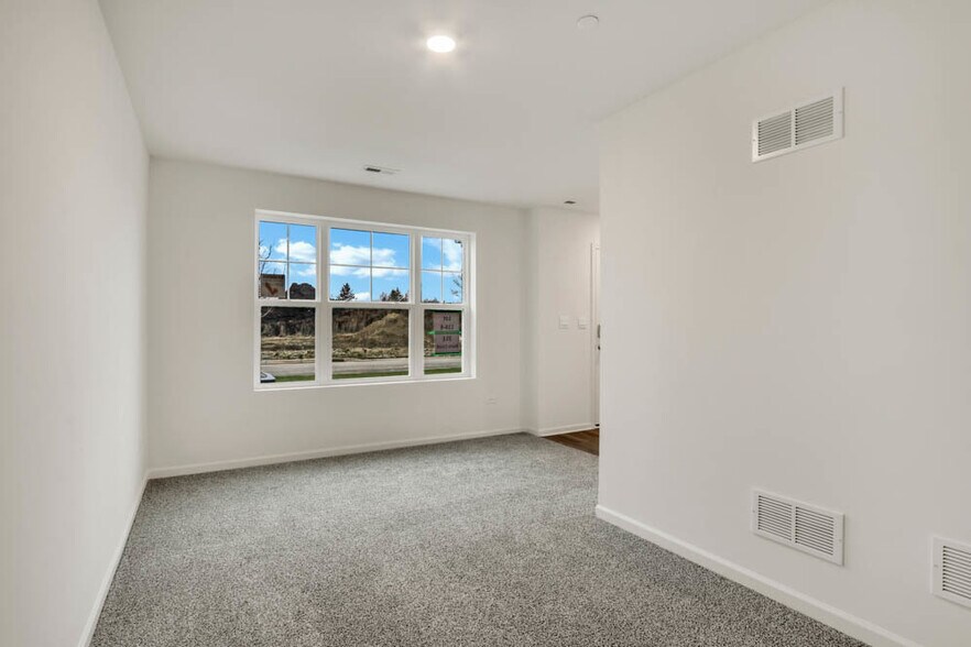 Building Photo - 370 Bridgeview Ct