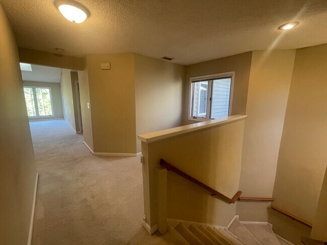 Building Photo - Spacious 2 Bed, 2 Bath Townhouse in Prime Hickory Location – 1,322 Sq. Ft.
