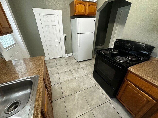 Building Photo - Jackson Heights 3/1 House- Ready Now!