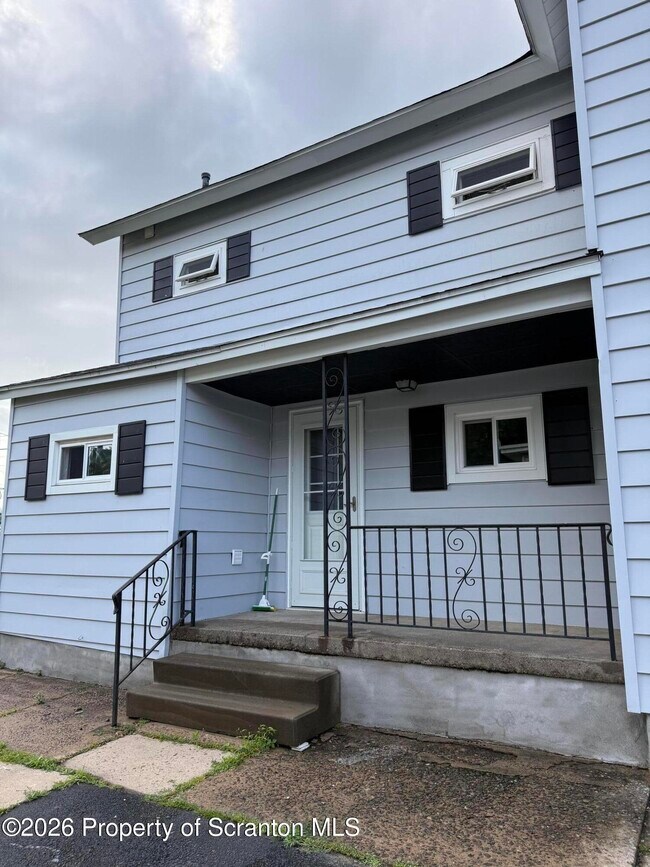 Building Photo - 112 E Elm St
