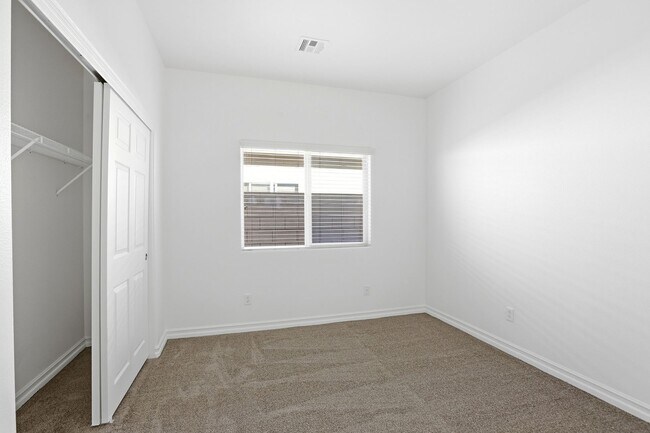 Building Photo - Single Story Stunner in Silverado Ranch!