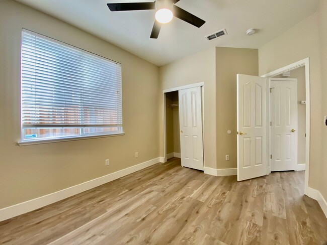Building Photo - NEWLY RENOVATED, VERY CLEAN 5 BED, 3 BATH,...