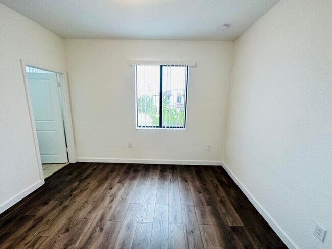 Building Photo - 346 NE 208th Terrace