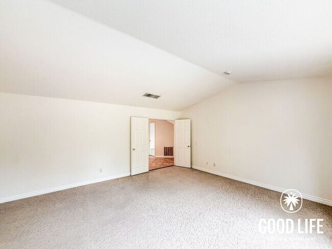 Building Photo - 709 S Hidden Creek Cir