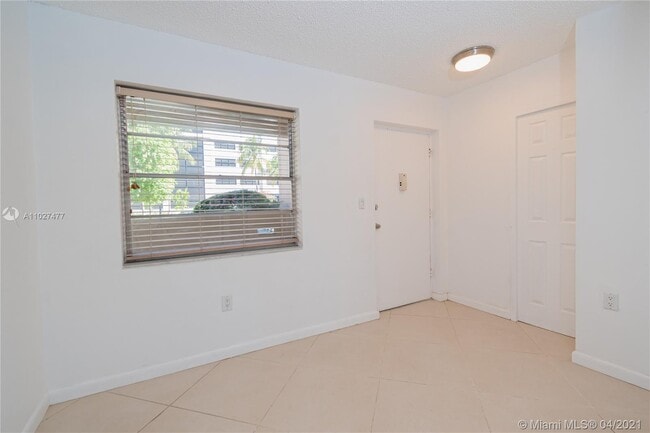 Building Photo - 220 Kings Point Dr