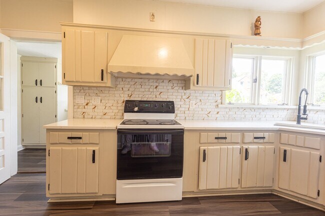 Building Photo - Spacious 3-bedroom, 2-bathroom (Full House...