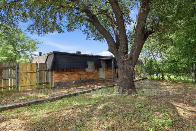 Building Photo - 6811 Trail Lake Dr