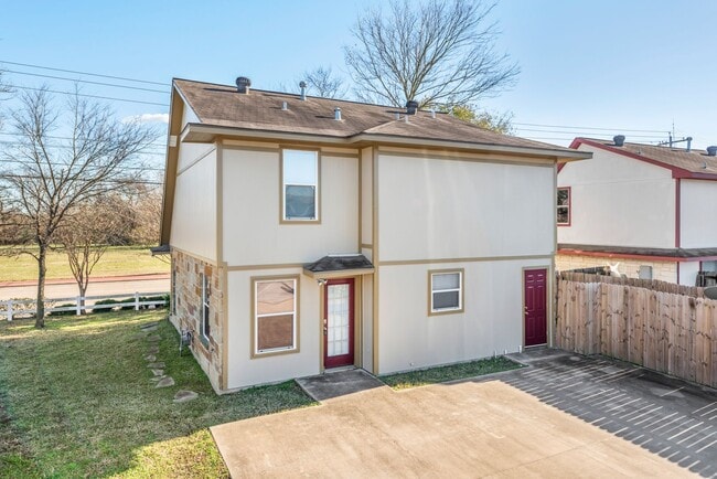 Building Photo - August 2026 Pre-Lease! Fantastic 4 Bed, 3 Bath Near Campus!