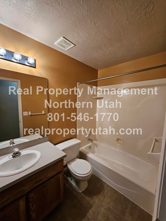 Building Photo - Stunning 4 Bedroom 3 Bath Syracuse Home