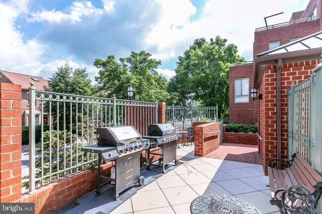 Building Photo - 1050 N Taylor St