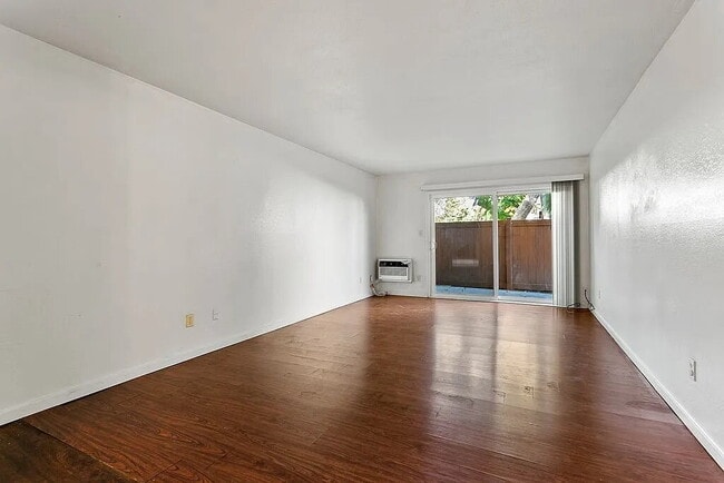 Building Photo - "Chic 1-Bedroom Haven in Santa Ana – 700 Sq Ft of Modern Comfort!"
