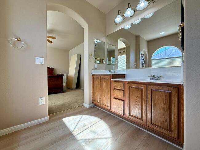 Building Photo - 2-Story Home  3 bedroom 2.5 bath in Gated Southern Highlands