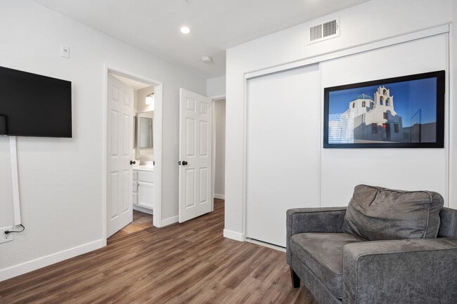 Building Photo - 10330 Wateridge Cir