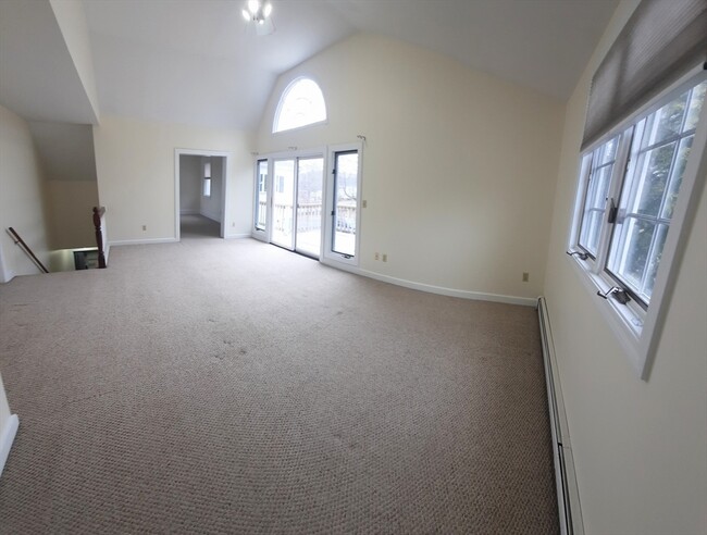 Building Photo - 715 Main St