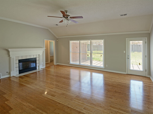 Building Photo - 3 Bedroom with BONUS room, 2 bathrooms. Ne...