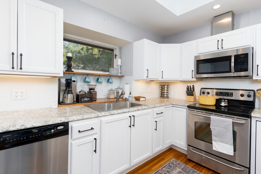 Building Photo - 1120 W Broadway