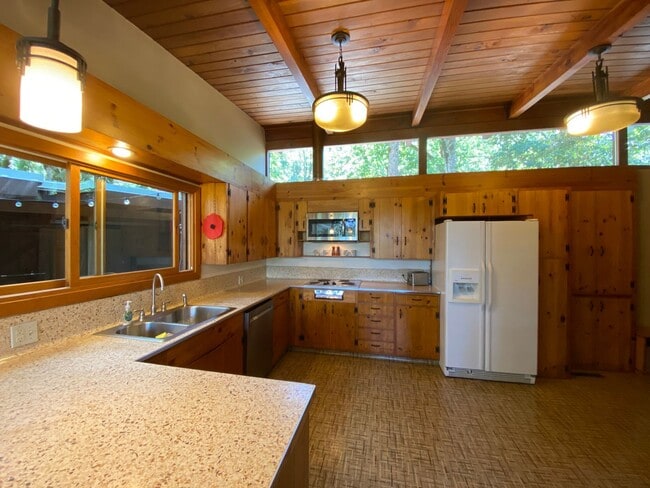 Building Photo - ALL UTILITIES INCLUDED! ~ 3 Bedroom 1 Bath