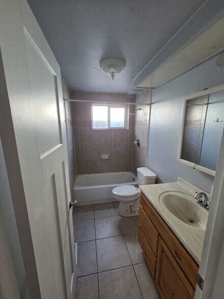 Building Photo - 1033 E 300 N St