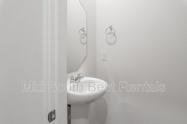 Building Photo - 7015 Vining Dr