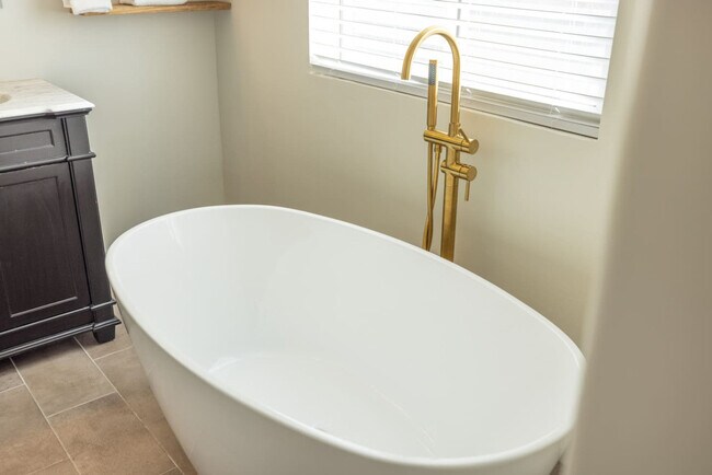 Building Photo - 1157 E Sego Lily Dr