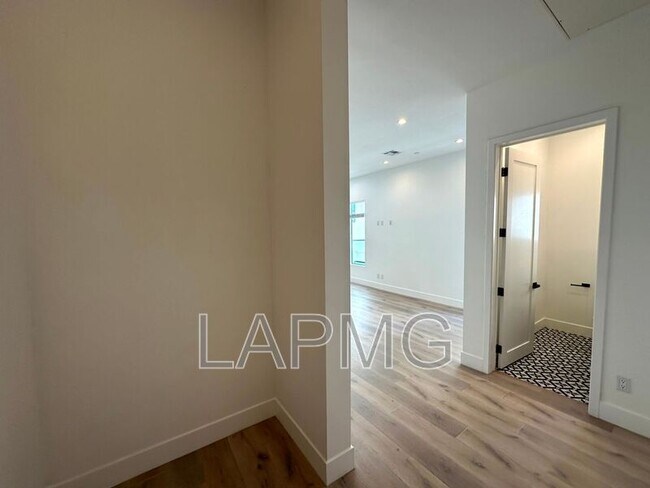 Building Photo - 3414 London St