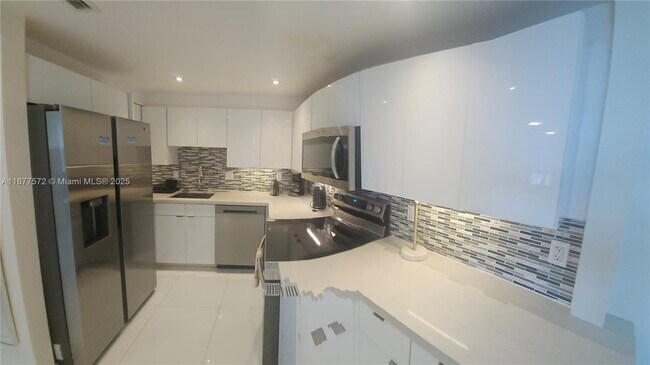 Building Photo - 5161 Collins Ave