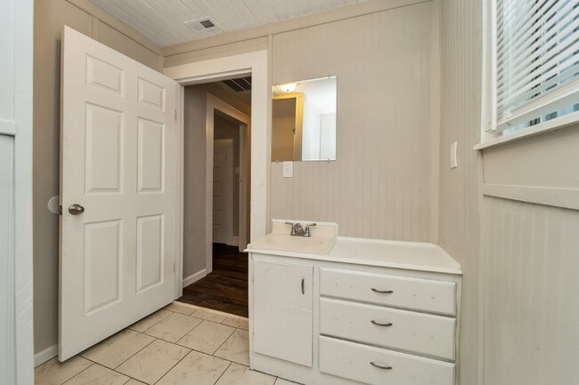 Building Photo - Cozy, Stylish, and Newly Renovated in the ...