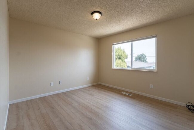 Building Photo - Newly Remodeled 2 bedroom 1 bathroom Seaside Apartment!