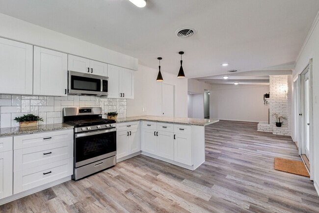 Building Photo - 1703 N Roberson St