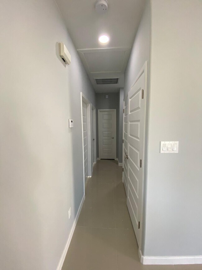 Building Photo - 803 S Los Ebanos Rd
