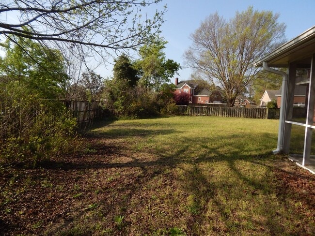 Building Photo - 3 bedroom 2 1/2 Bath brick single family home in Covil Estates just around the corner from Mayfaire.