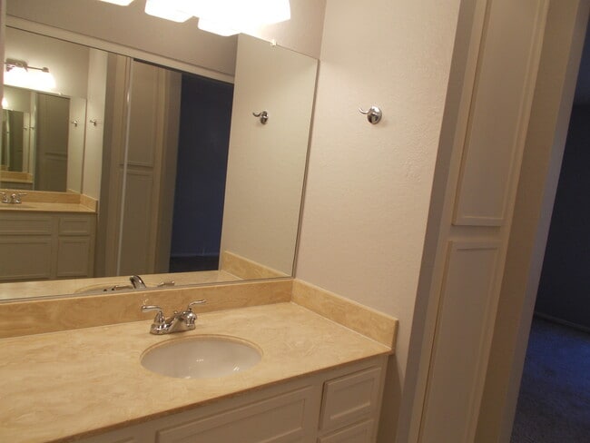 Building Photo - Terrific 2Br/2Ba upper Condo in StoneyBrook