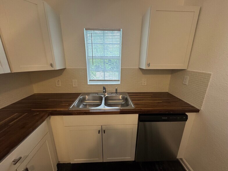 Building Photo - 310 Finton