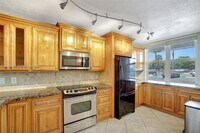 Building Photo - 250 Jacaranda Dr