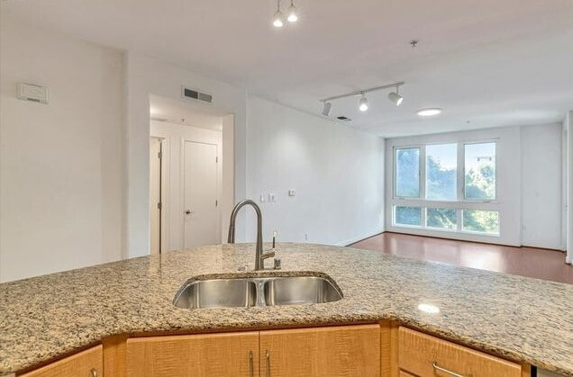 Building Photo - Bright 2BR / 2BA Condo with Balcony, Parking & Amenities in Central Dublin