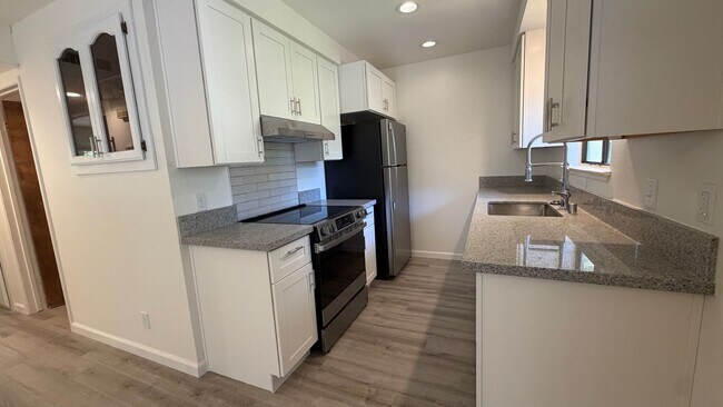 Building Photo - 7737 Southcliff Dr