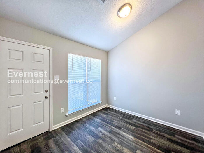 Building Photo - 5637 Kaitlyn Dr W