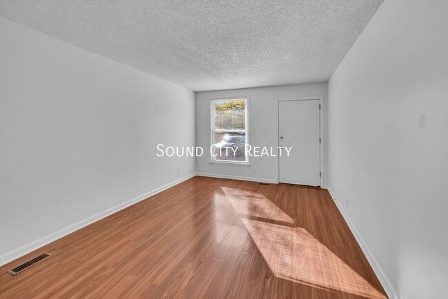 Building Photo - 3232 Hinkle Dr