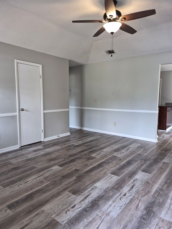 Building Photo - 242 Garden Cir