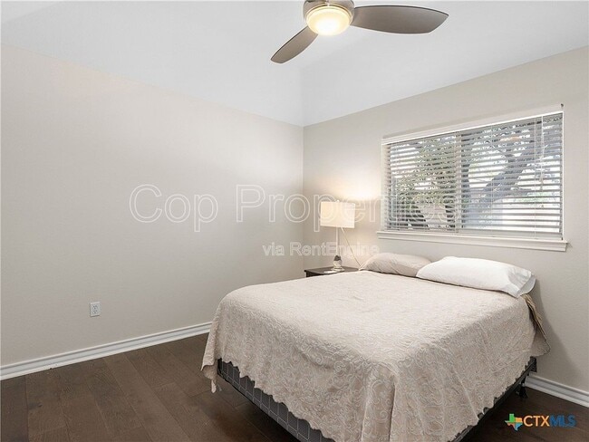 Building Photo - 321 Village View Dr