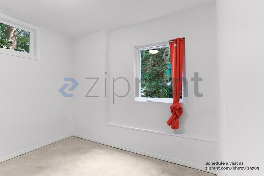 Building Photo - Unit A
